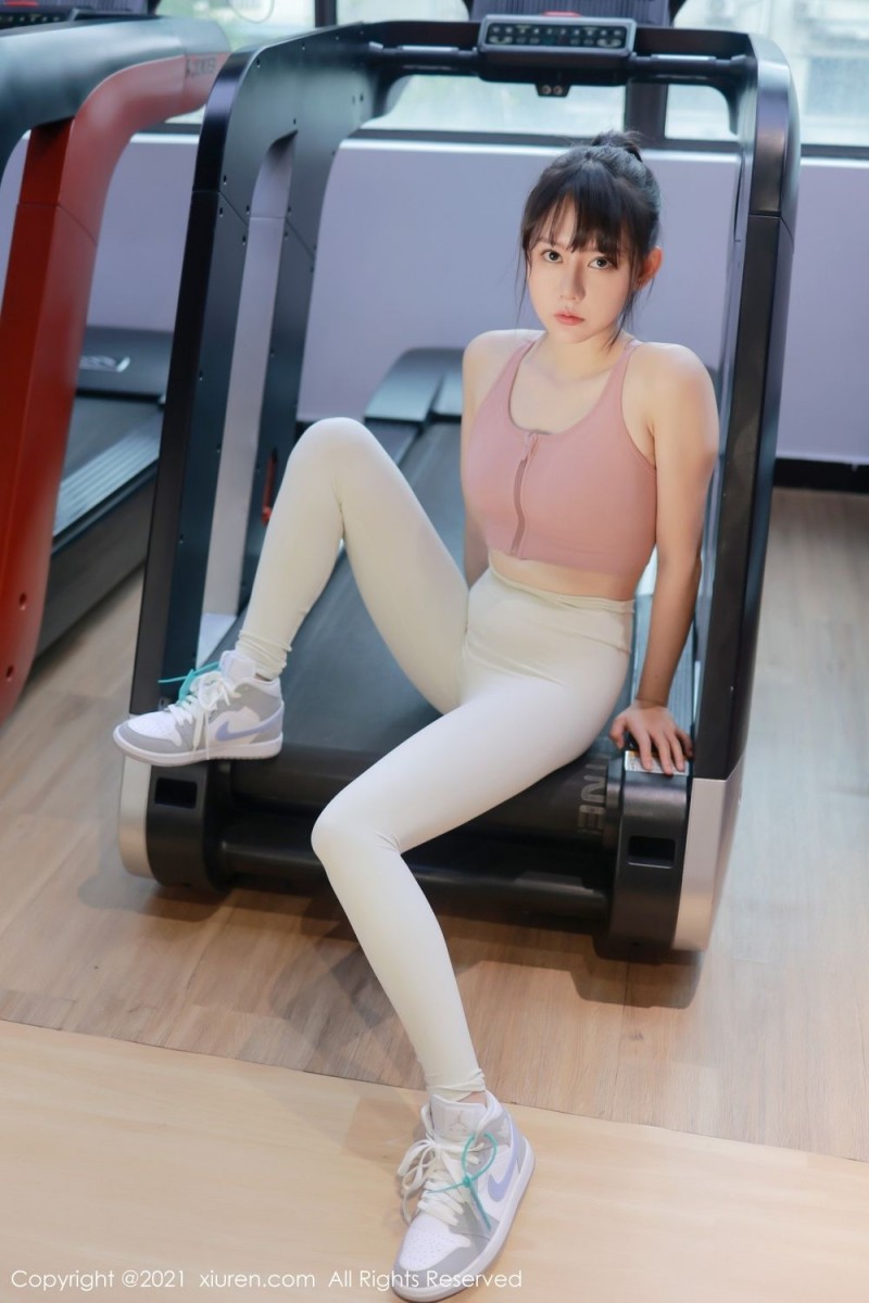 秀人网新人模特韩希蕾健身房紧身裤运动内衣服饰性感写真-写真坊