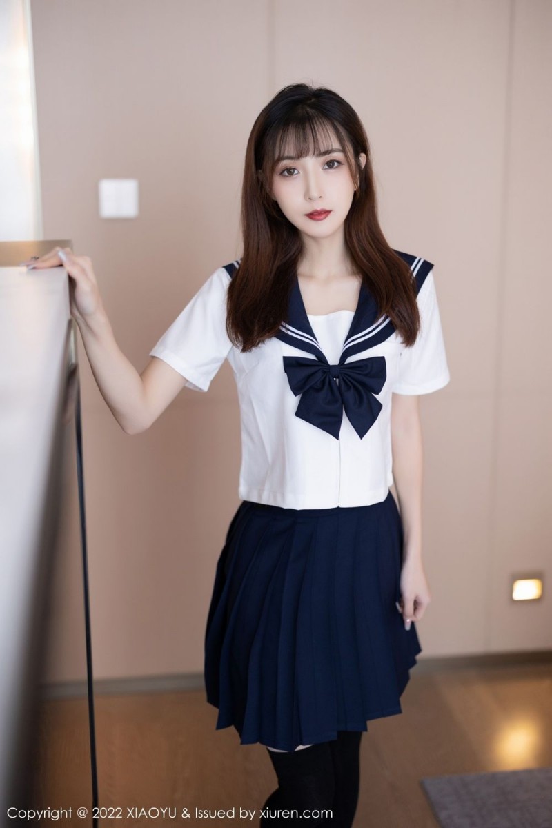 语画界美女模特林星阑白色上衣搭配黑色超短裙性感写真-写真坊