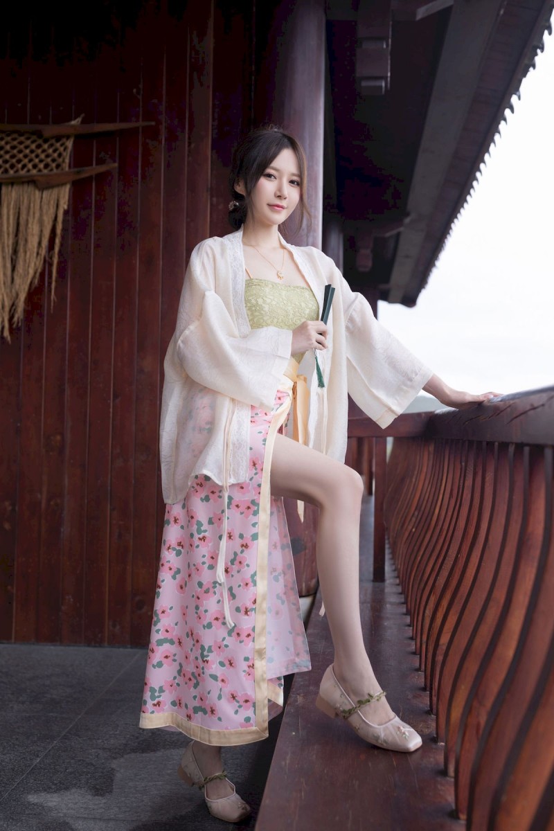 网络美女鱼子酱Fish紫色吊带长裙修长美腿居家私房写真-写真坊