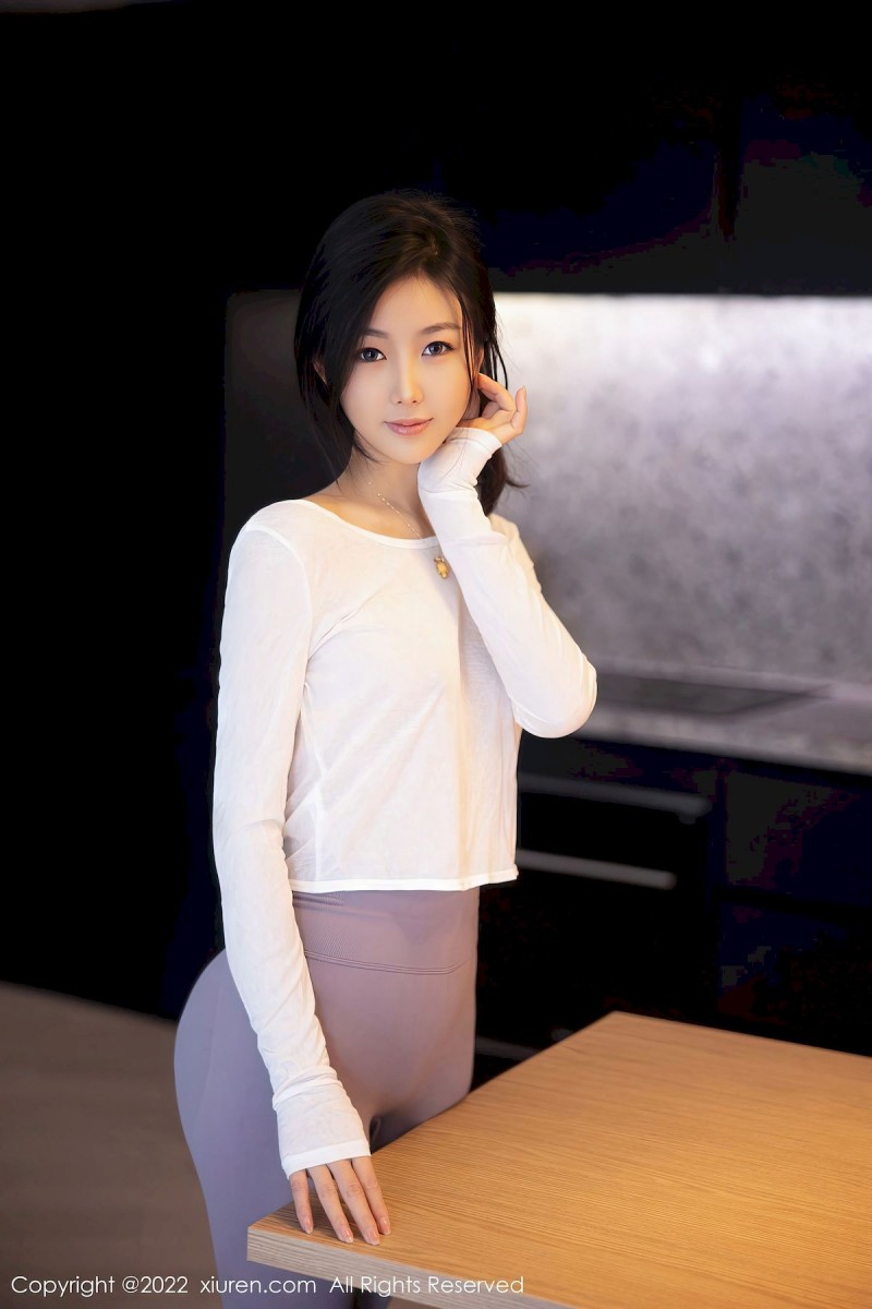 秀人网新人嫩模苏苏阿白色上衣搭配灰色瑜伽裤首套写真-写真坊