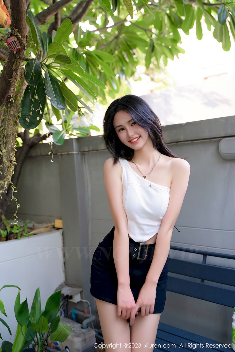 秀人网美女模特艾希儿白色上衣搭配黑色短裤性感写真-写真坊