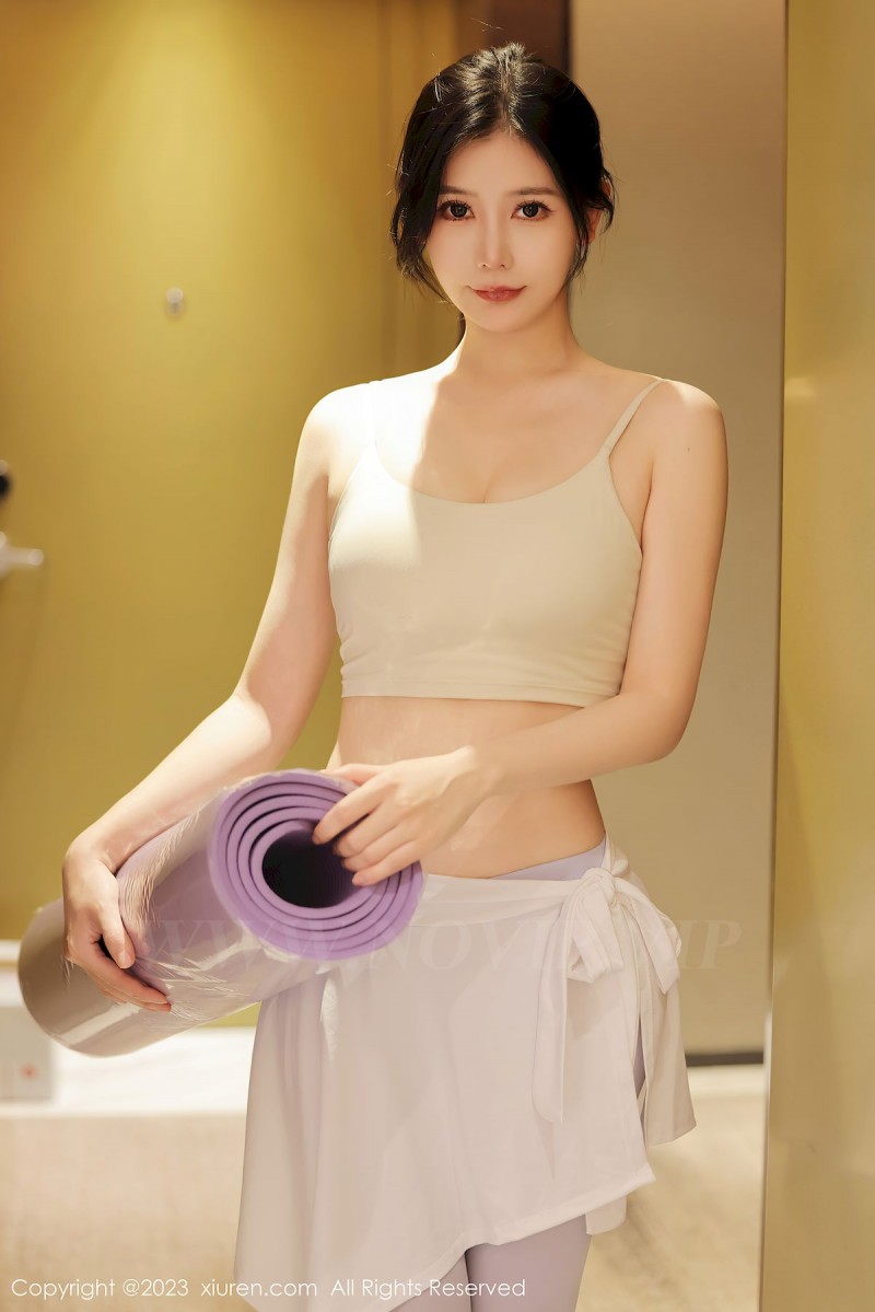秀人网美女模特尹甜甜浅色运动服饰洁白肤色广州旅拍-写真坊