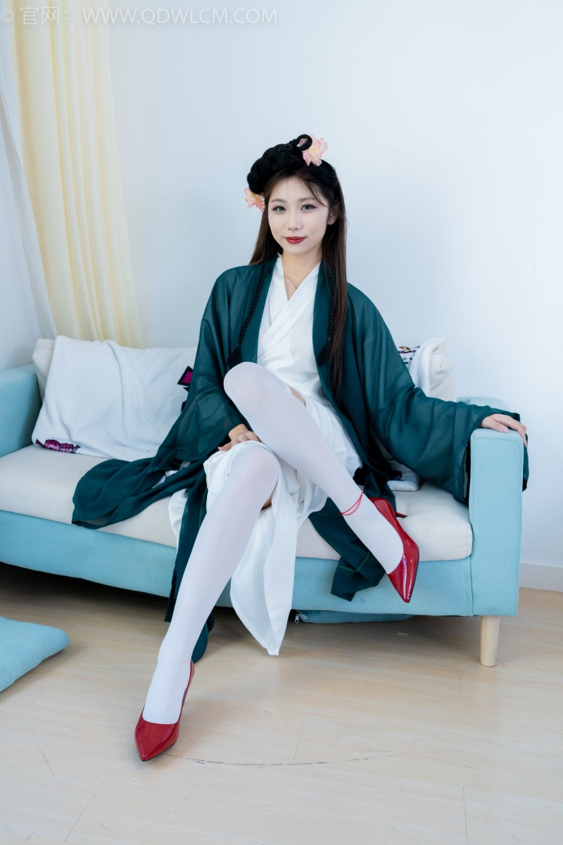 物恋传媒顶级少妇泡泡素色服饰白丝美腿性感写真-写真坊