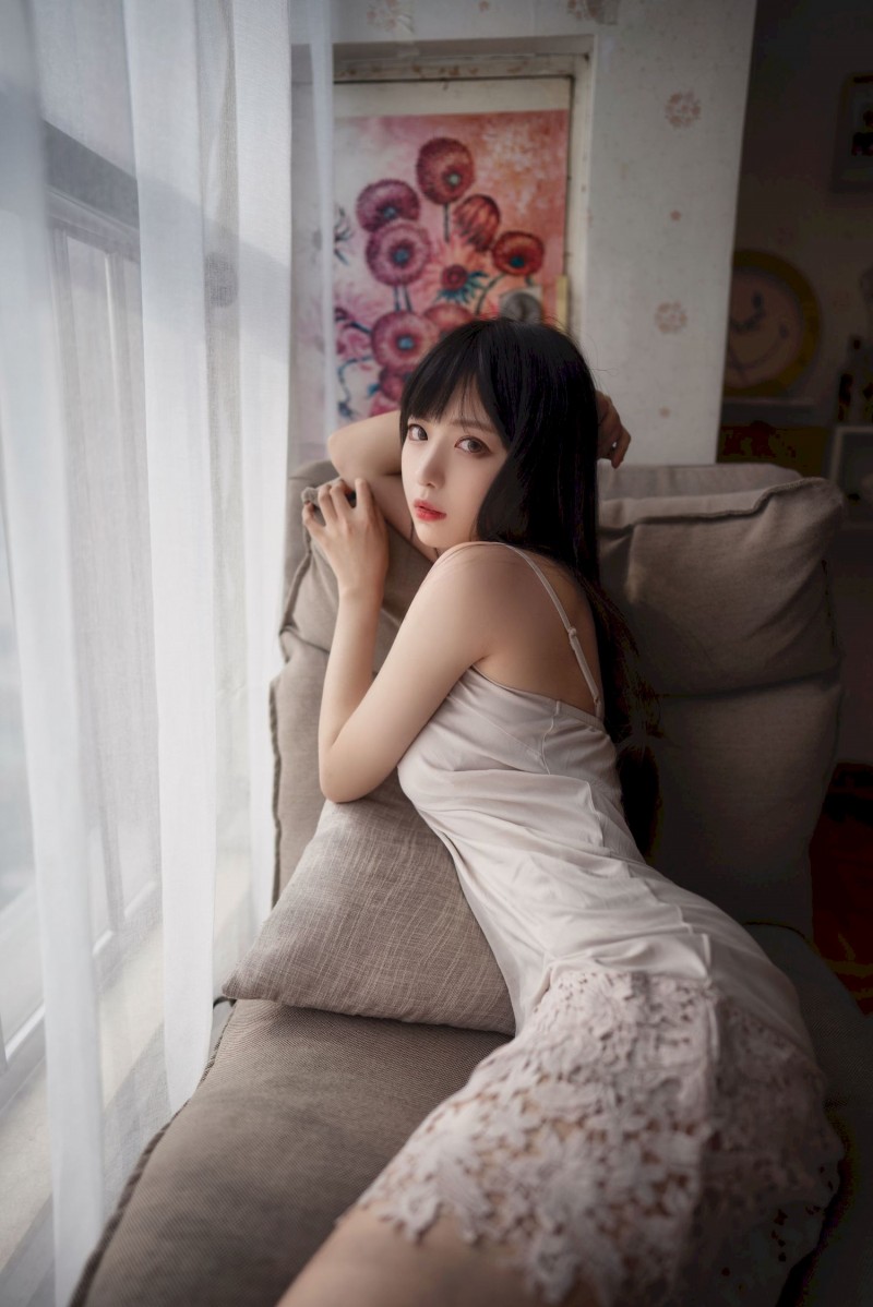 长发正妹Shika小鹿鹿娇好颜值白色服饰私房写真-写真坊