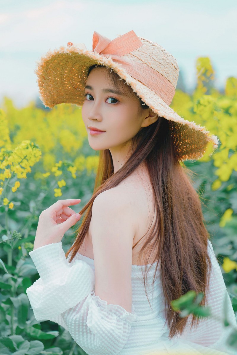 油菜花田女孩Nnian露肩白裙+戴着草帽户外写真-写真坊