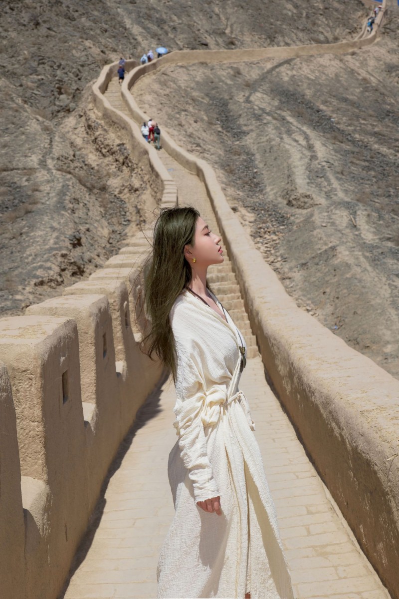 户外女神Nnian米色复古文艺范川西长城旅游写真-写真坊