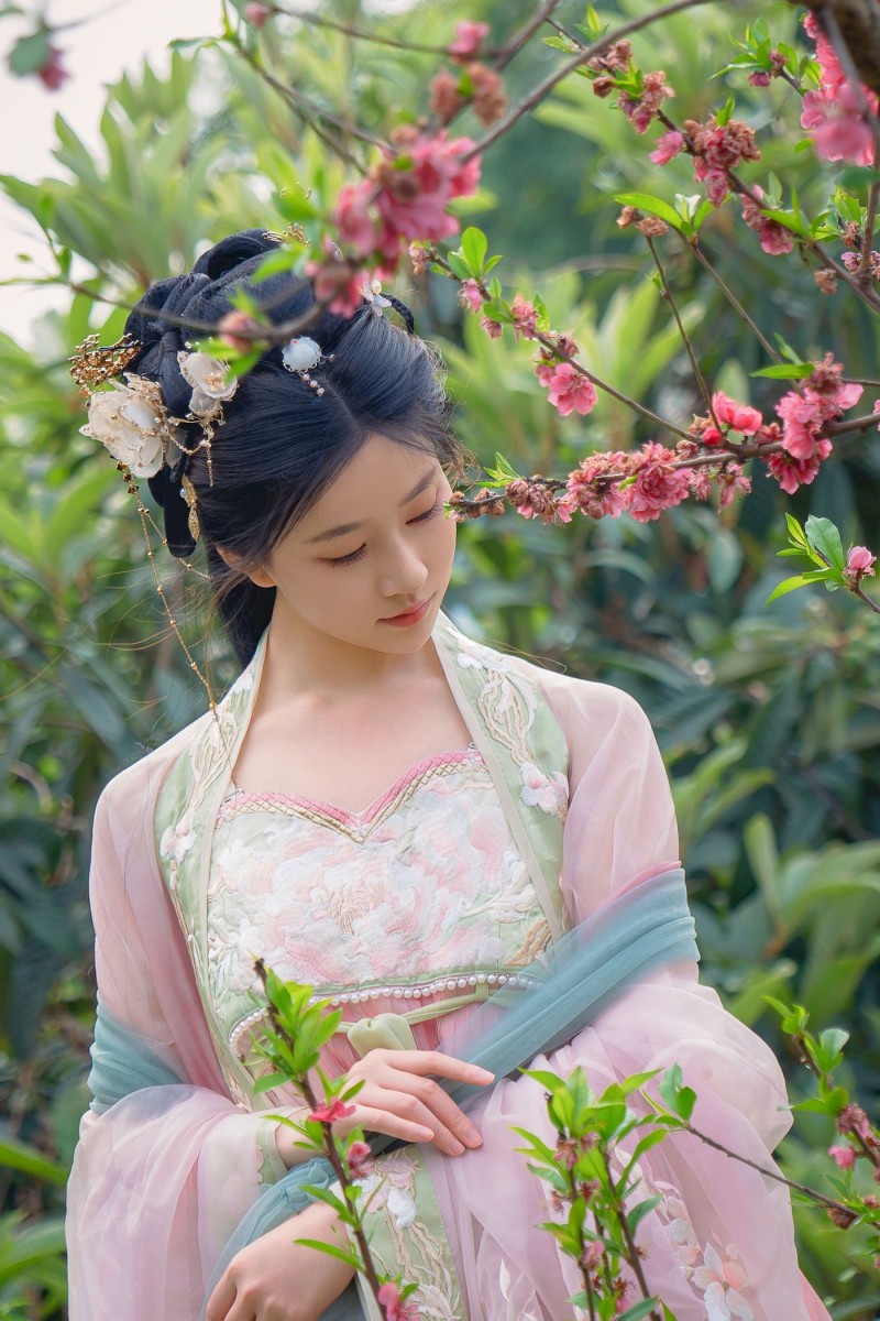 清纯少女Nnian身穿雪纺汉服海棠仙主题清丽写真-写真坊