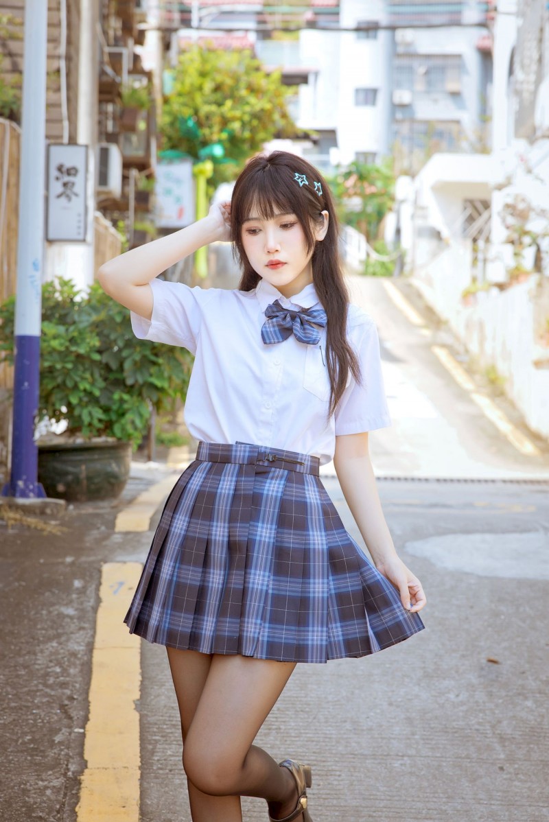 不呆猫身穿学生装JK制服搭配黑丝美腿妩媚写真-写真坊