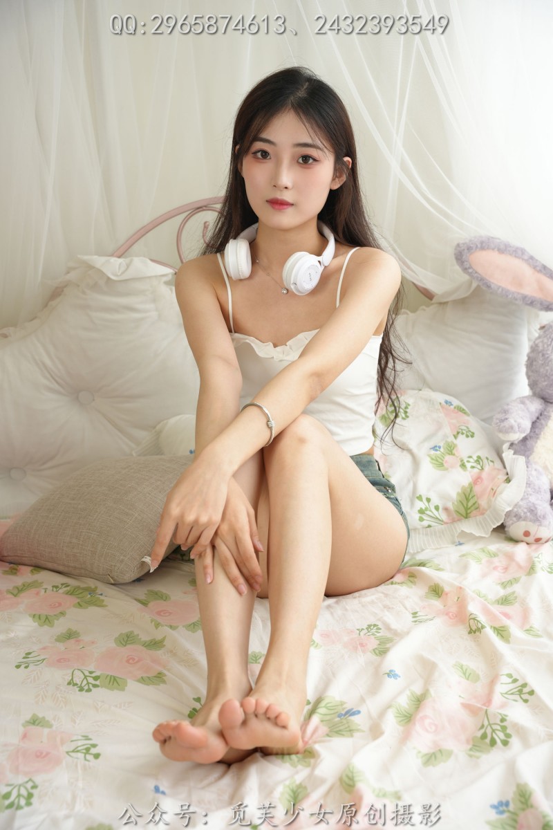 觅芙少女模特晓晓白色上衣+牛仔短裤冷艳写真-写真坊