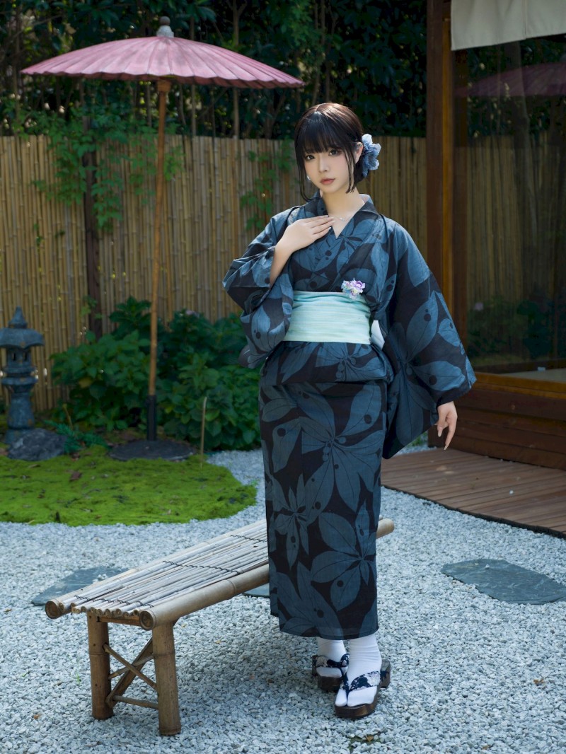网络美女yuuhui玉汇深色和服庭院里的宠儿写真-写真坊