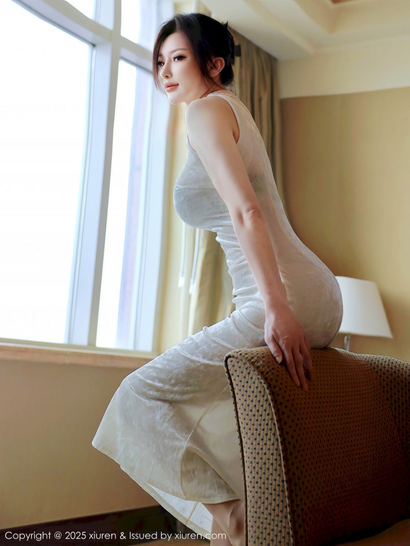 秀人网新人模特苏一诺浅色旗袍肉丝美腿曼妙写真-写真坊
