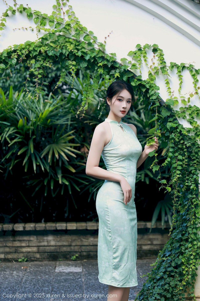 秀人网模特南乔浅绿色旗袍白皙皮肤性感写真-写真坊