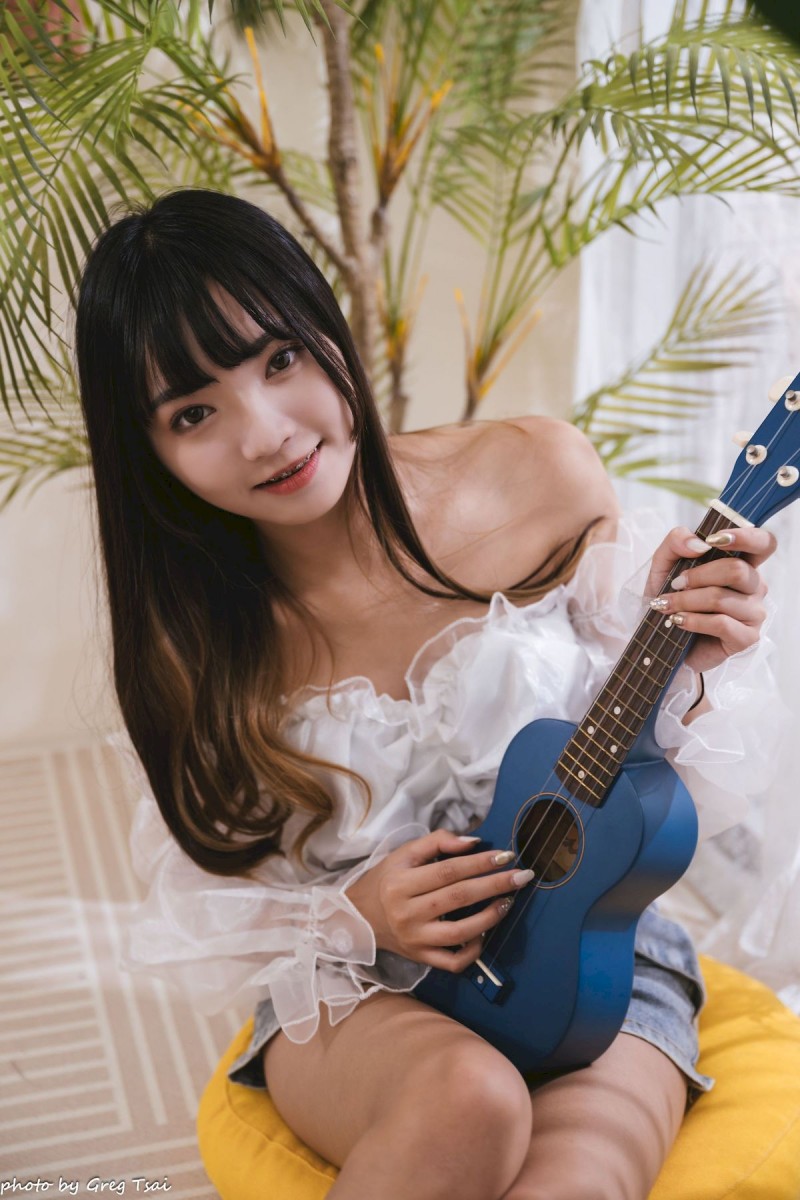 性感少女小穎蕾丝上衣牛仔短裙手握小吉他写真-写真坊