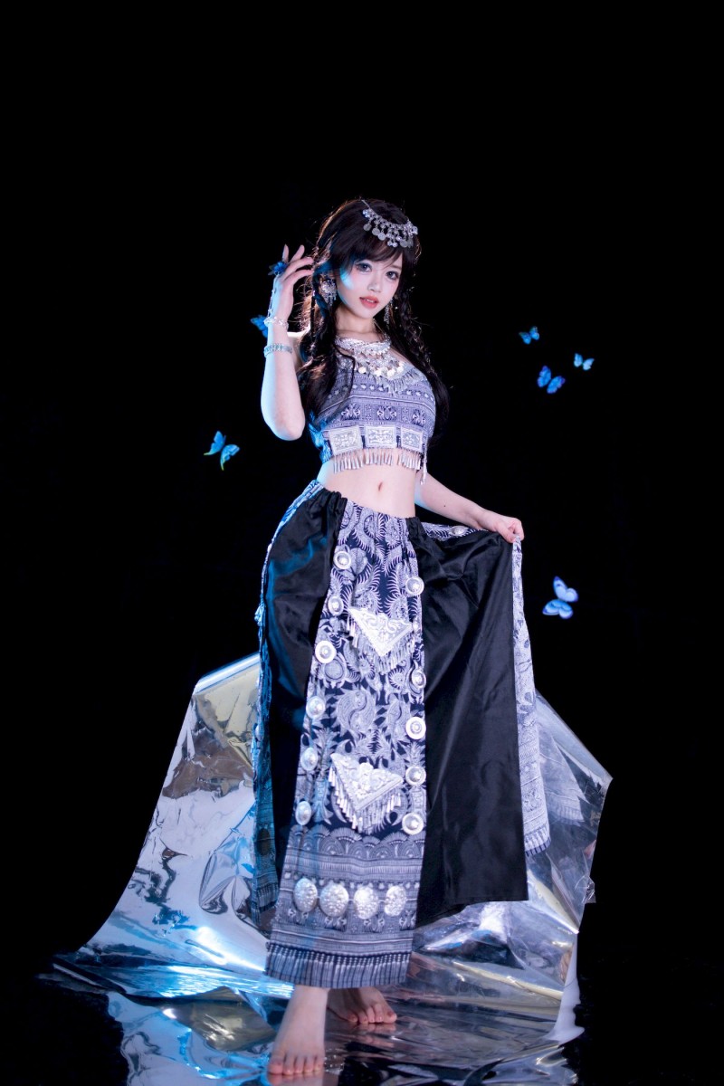 星黛鹿鹿o苗族女子服饰微露小蛮腰 – 苗疆蓝蝶-写真坊