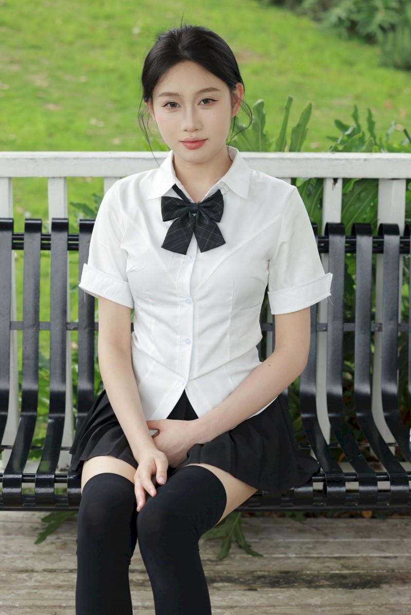 MZSOCK爱美足模特妍妍白色上衣户外黑丝系列写真-写真坊