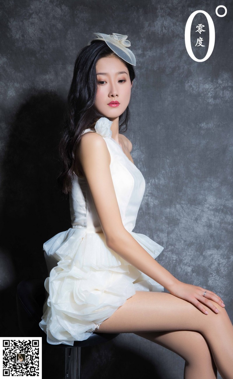 LD零度模特洋洋白色露肩礼裙修长美腿室内写真-写真坊