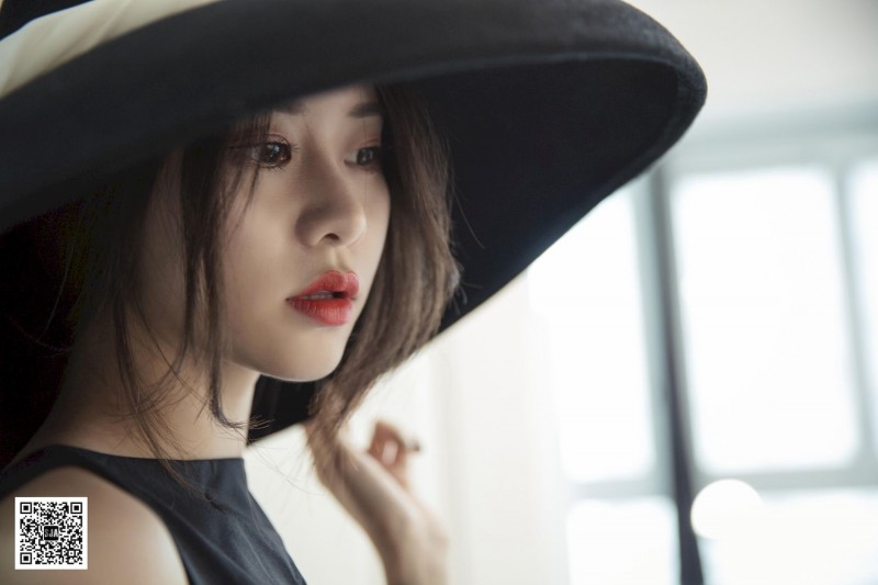 SJA佳爷黑白宽檐帽无袖修身连衣裙闺蜜视角写真-写真坊