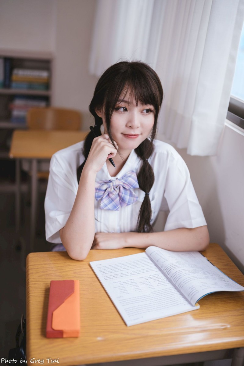 Ashley双马尾学生制服女友视角教室场景清纯写真-写真坊