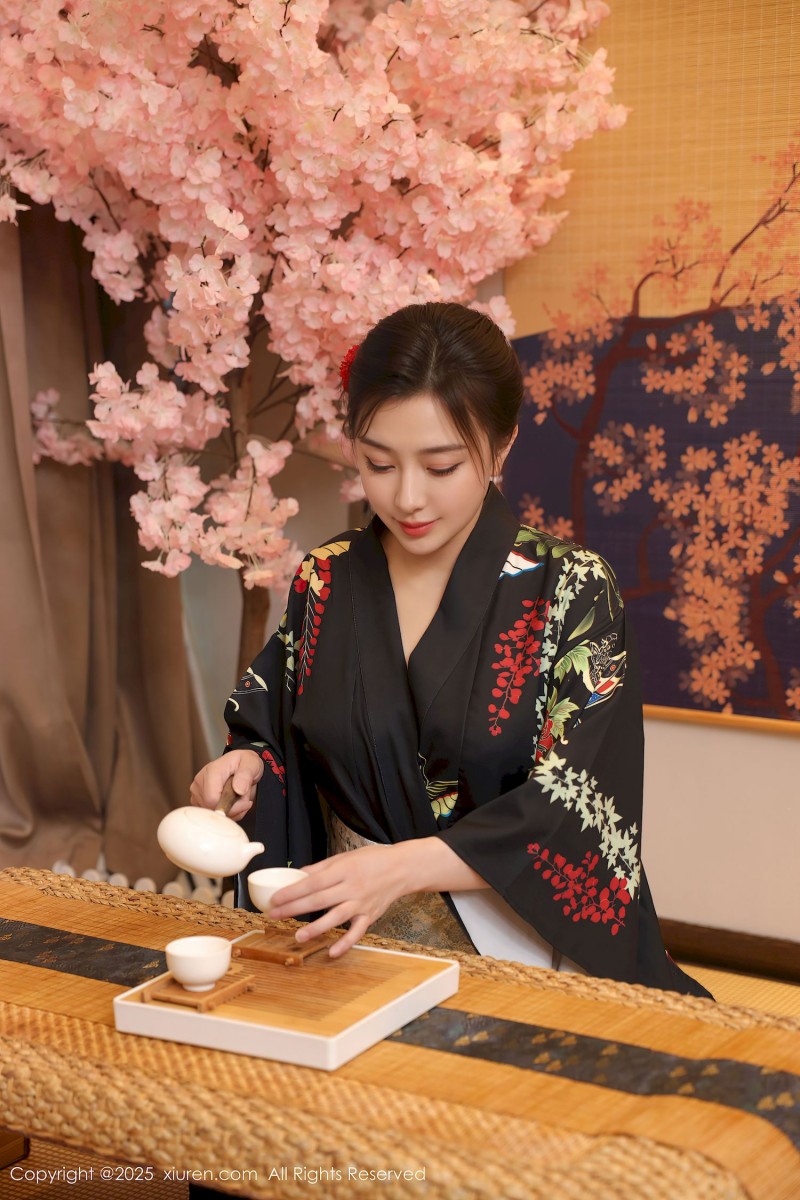 秀人网新人模特苏一诺黑色和服婀娜灵动性感写真-写真坊
