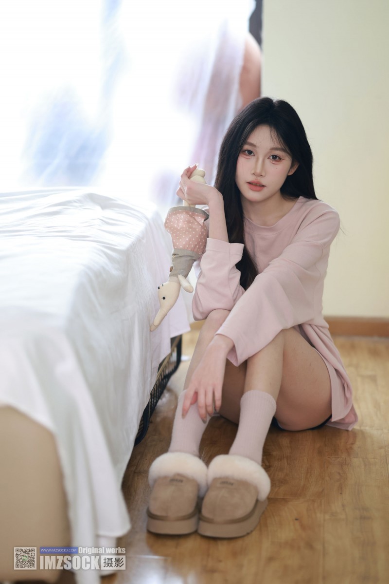 MZSOCK爱美足模特妍妍粉色长袖上衣玉足福利写真-写真坊